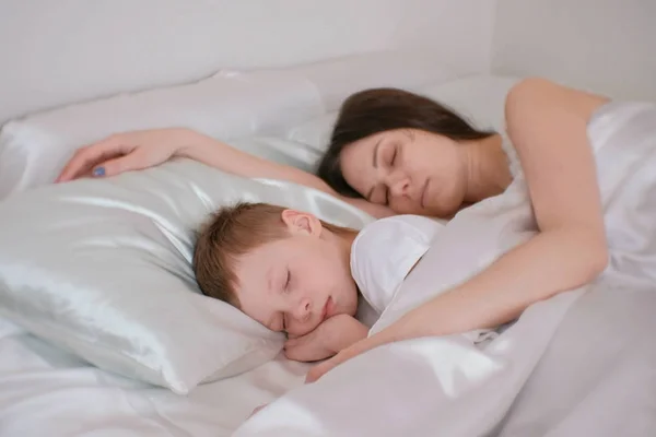 Μαμά Και Γιος Κοιμούνται Μαζί Μάνα Που Αγκαλιάζει Γιο Της — Φωτογραφία Αρχείου