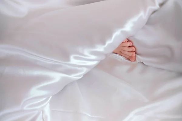 Женская нога босиком покрыта одеялом . — стоковое фото