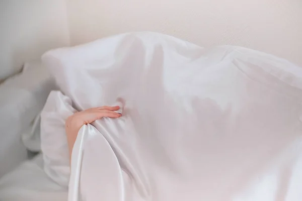 Муж и жена занимаются сексом под одеялом . — стоковое фото