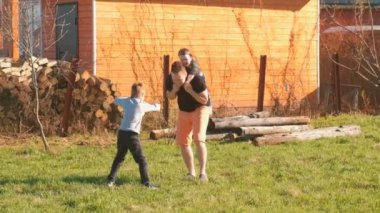 Baba ile oğlu ve kızı bahçede oynarken.