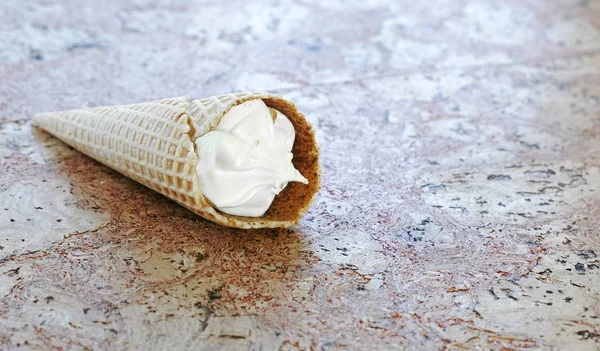 Dondurma mutfak masasında içindeki.