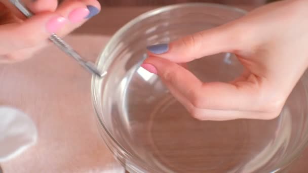 Vrouw snijdt cuticula met nipper. Maakt manicure zelf. Close-up handen. — Stockvideo