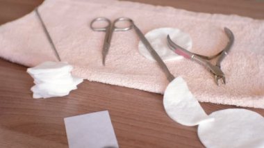 Tablo havluda manikür araçları.