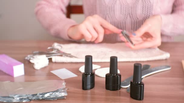 Une femme s'est coupé les ongles avec une tondeuse. Gros plan sur les mains. Vernis à ongles focus . — Video