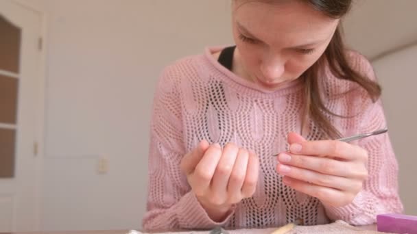 Mujer limpia los restos de goma laca de clavos con empujador . — Vídeos de Stock