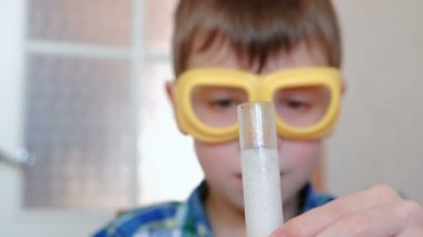 Evde kimya üzerinde deneyler. Çocuk test tüp gaz kimyasal reaksiyon serbest ile s eller.