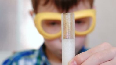 Evde kimya üzerinde deneyler. Çocuk test tüp gaz kimyasal reaksiyon serbest ile s eller.