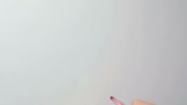 Kadının eller sarı etiket kağıt sayfalarının kelime ım geri gidiş değil sopa..
