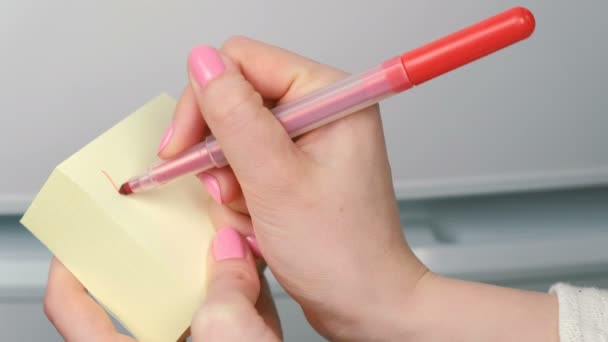 Primeros planos de las mujeres manos escribir en hojas de papel adhesivo amarillo palabras encontrarme . — Vídeos de Stock