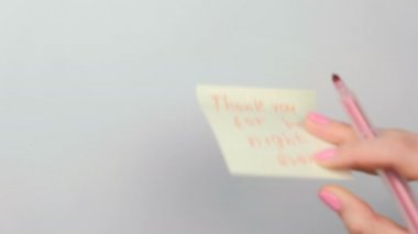 Kadının eller sarı etiket kağıt yapraklarının kelime teşekkür ederiz geçirdiğim en güzel gece için sopa..