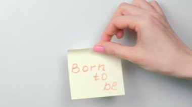 Kadının eller sarı etiket kağıt sayfalarının olmak kelime ile sopa..