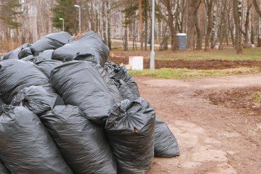Şehir Parkı içinde yığılı siyah çöp torbaları Close-up.