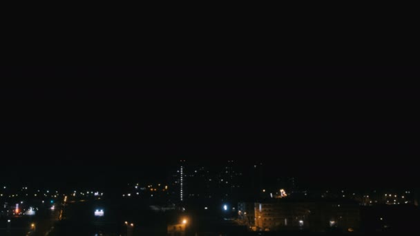 Tormenta sobre la ciudad. El relámpago brilla en el cielo sobre la ciudad nocturna . — Vídeos de Stock