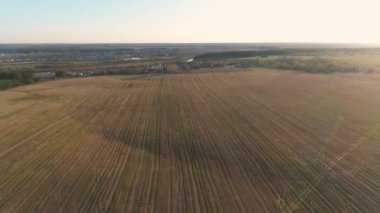 Uçuş kırsal yeşil alanlar, orman ve köy erken bahar, hava panoramik görünümünü yukarıda.