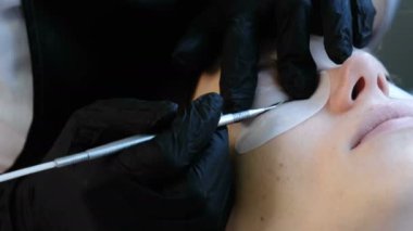 Güzellik bakımı. Kirpik kıvırıcı bir kullanarak curling. kirpik laminasyon yordamı.