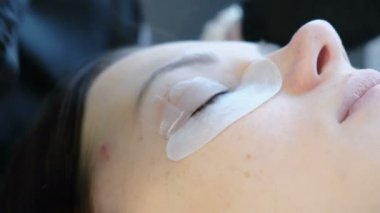 Şevval özçelik güzellik kıvırıcı kirpik kıvırıcı üzerinde bir çözüm koymak. kirpik laminasyon.