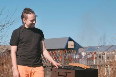 Genç adam ile ekmek ızgara Dana pirzola kavurma.