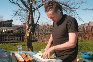 Adam bir kabak bahçede keser..