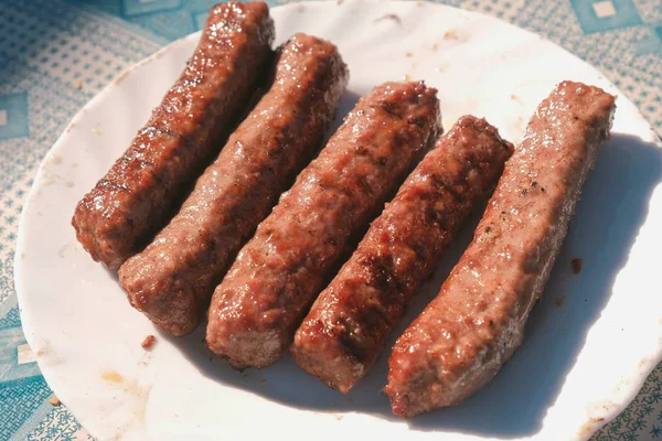 Egy tányérra, grill kolbász. Közeli kép:. — Stock Fotó