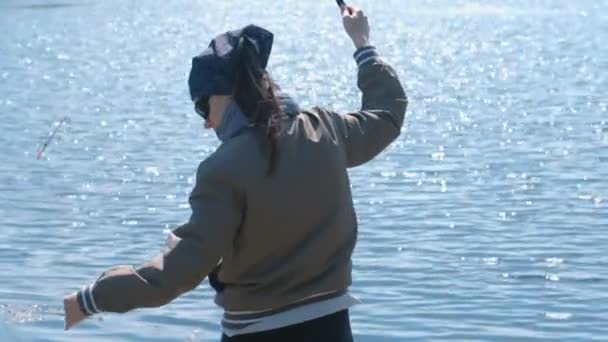 Mujer pescando en el estanque en un cálido día de primavera . — Vídeos de Stock