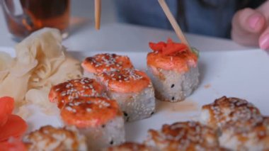 Çubukla yemeye öğrenme kadın alır. El yakın çekim.