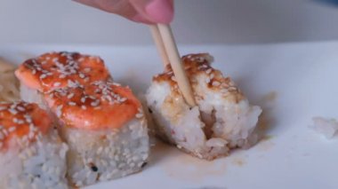 Ne zaman bir kadın çubukla aldığı ayrı düşüyor rulo. El yakın çekim.