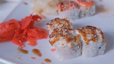 Beyaz bir plaka üzerinde rulo. Yakın çekim görünümü.