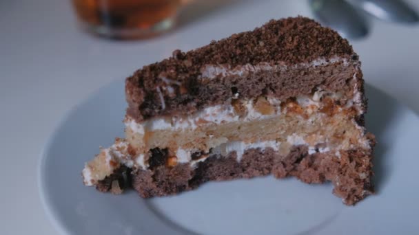 Pièce Gâteau Sur Une Assiette Blanche Sur Table — Video