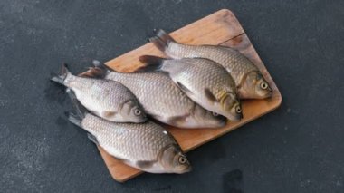 Balık pişirme. Ahşap tahta yakın masaya üzerinde taze küçük carps.
