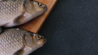 Balık pişirme. Ahşap tahta yakın masaya üzerinde taze küçük carps.