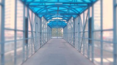 Yükseltilmiş yaya geçidi içinden. Yolun karşısında güvenli geçiş.