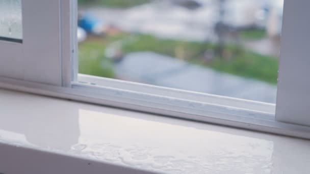 Alféizar la ventana húmeda con la ventana abierta bajo la lluvia, primer plano . — Vídeo de stock