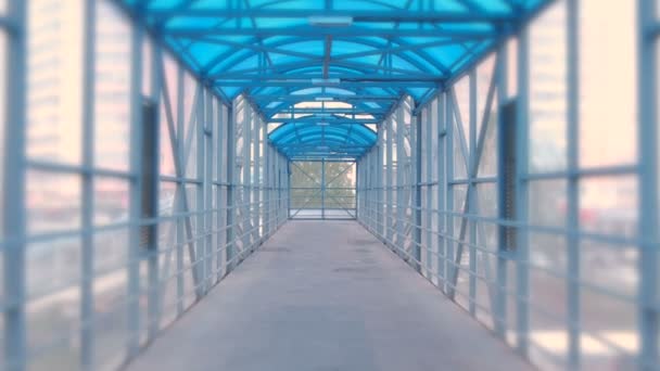 Elevated pedestrian crossing from the inside. Safe passage across the road. — Stock Video