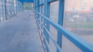 Yükseltilmiş yaya geçidi içinden. Yolun karşısında güvenli geçiş.