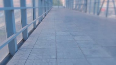 Yükseltilmiş yaya geçidi içinden. Yolun karşısında güvenli geçiş.