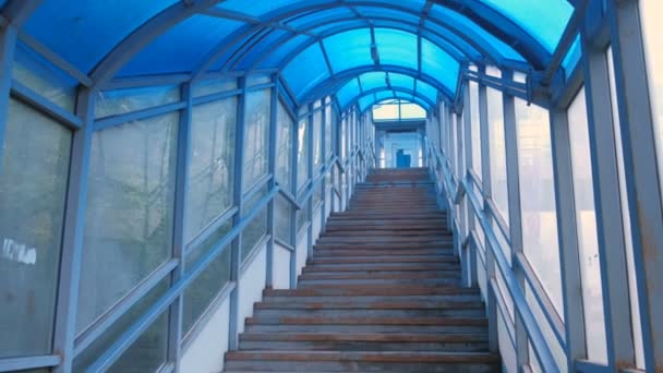 Stairs of elevated pedestrian crossing from the inside. Safe passage across the road. — Stock Video