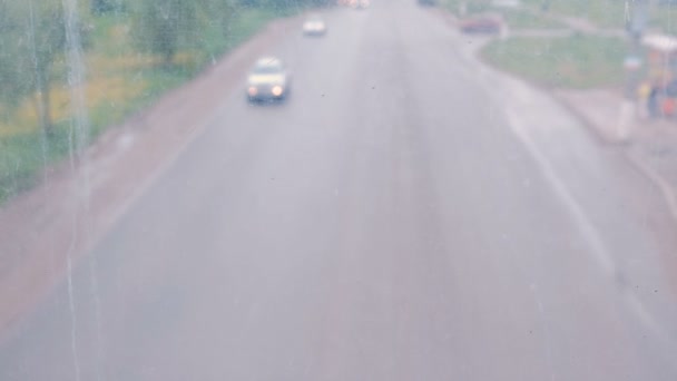 Θέα από το δρόμο με τα αυτοκίνητα από το παράθυρο. Θόλωμα. — Αρχείο Βίντεο