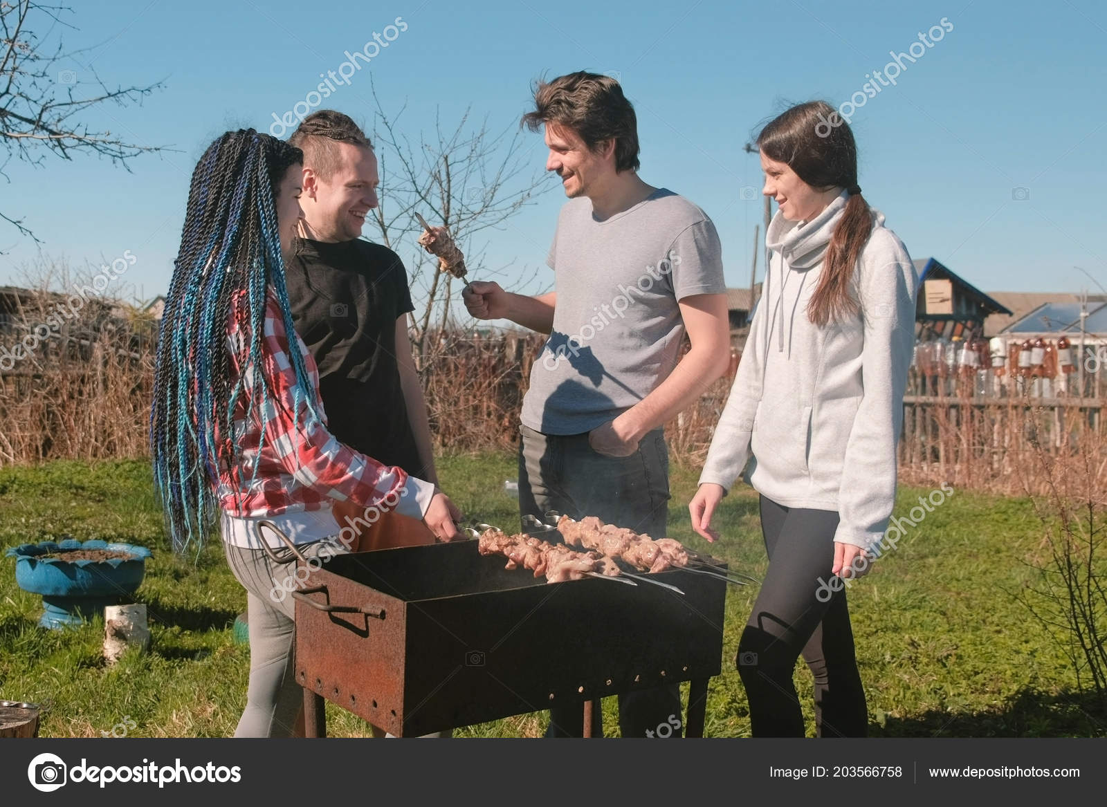 Gruppe Von Jugendlichen Freunde Schaschlik Grillfleisch Auf
