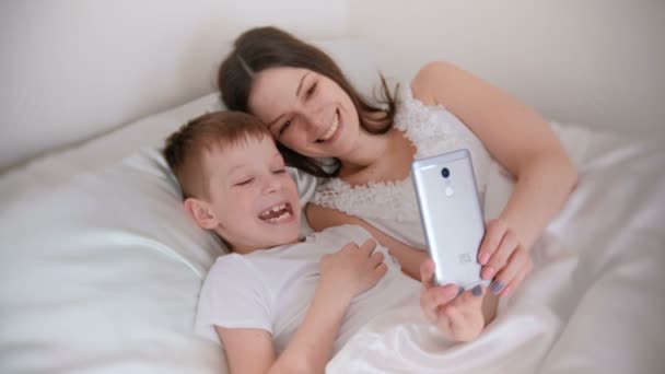 Maman et son fils prennent selfie sur son téléphone mobile . — Video