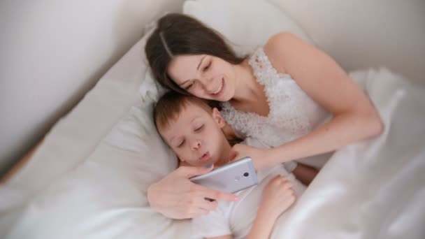 Mamá e hijo toman selfie en su teléfono móvil — Vídeos de Stock