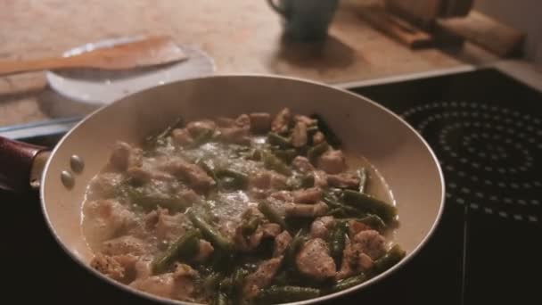 Cucinare il pollo con i fagioli sulla padella . — Video Stock