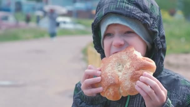 Chłopiec Jedzenie Kok Ulicy — Wideo stockowe