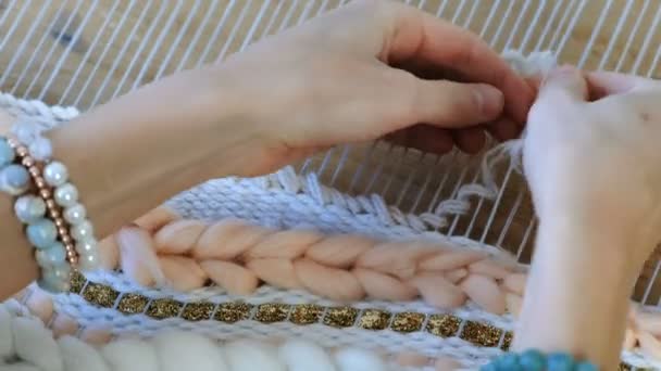 織機で織り。クローズ アップ梨花手織機のスレッドを通して糸を実行します。トップ ビュー. — ストック動画