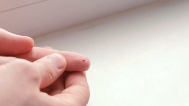 Üzerinde parmak kesmek bir el mans. Kan akar.