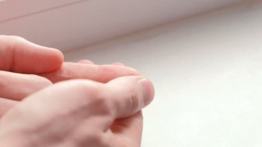 Üzerinde parmak kesmek bir el mans. Kan akar.