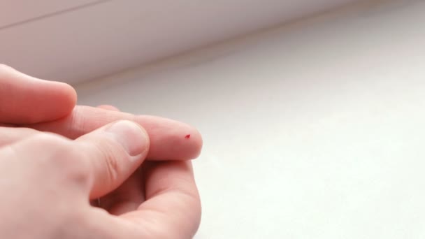 Coupez sur le doigt d'une main d'homme. Flux sanguins .