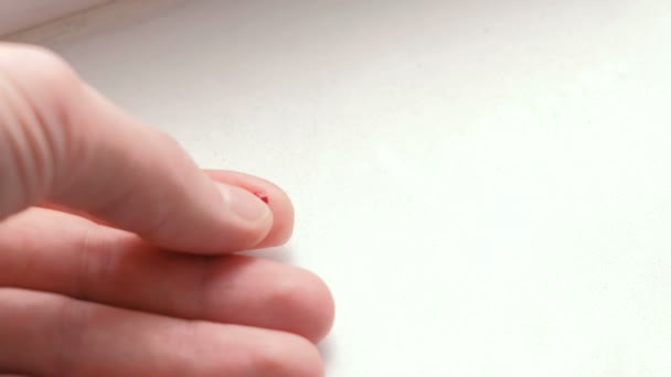 Coupez sur le doigt d'une main d'homme. Flux sanguins . — Video