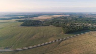 Uçuş kırsal yeşil alanlar, orman ve köy erken bahar, hava panoramik görünümünü yukarıda.