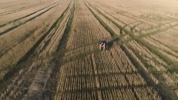 Triste joven cansado sentado en la silla en el campo. Vista panorámica aérea . — Vídeos de Stock