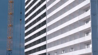 Çok katlı bina inşaatı. Gökyüzü arka plan üzerinde ev ve İnşaat Vinç.